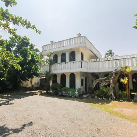 Oyo 459 Barasti Beach Resort กาลูทารา ภายนอก รูปภาพ